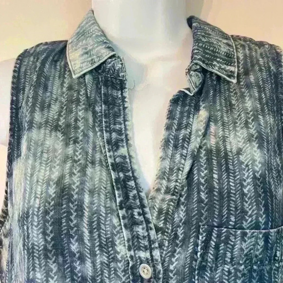 Cloth & Stone Sleeveless Chambray
Button Down Size Small Like New - Picture 10 of 13